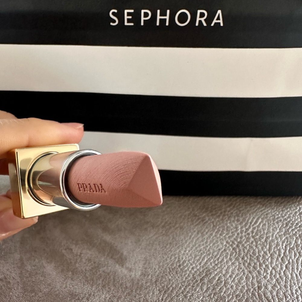 PRADA BEAUTY
Monochrome Hyper Matte Refillable Lipstick - Picture 3 of 8